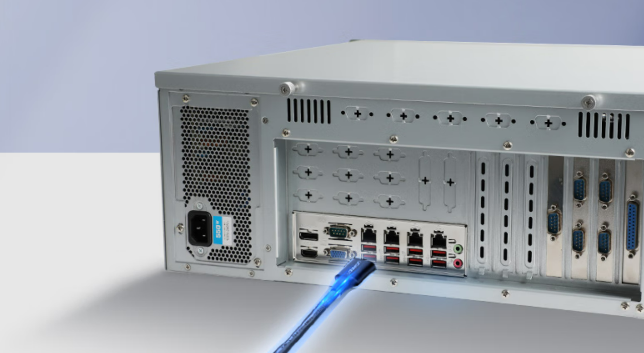 該設備板載7個PCIe插槽——1個PCIe*16（Gen15）或2個PCIe*8（Gen5），1個PCIe*1，4個PCI*4。