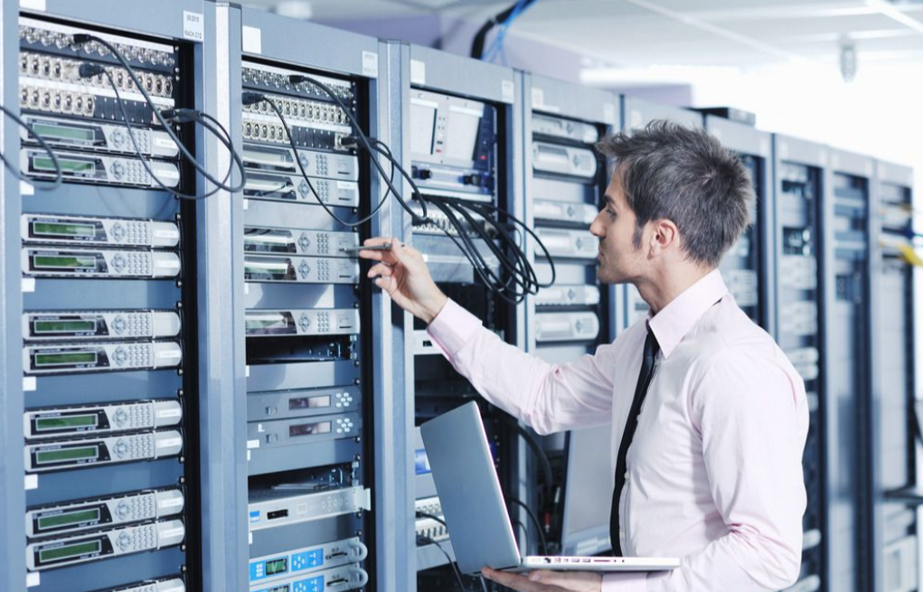 通訊行業(yè)中工控機應用非常廣泛，通過工控機可以快速地配置基站和采集數(shù)據(jù)，進行對通信網(wǎng)絡的合理監(jiān)控和管理。