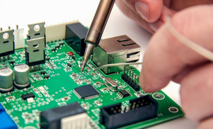 工控機還可以與其他設備進行通信，實現數據共享和遠程監控，提高了電子電路研發的效率和可靠性。